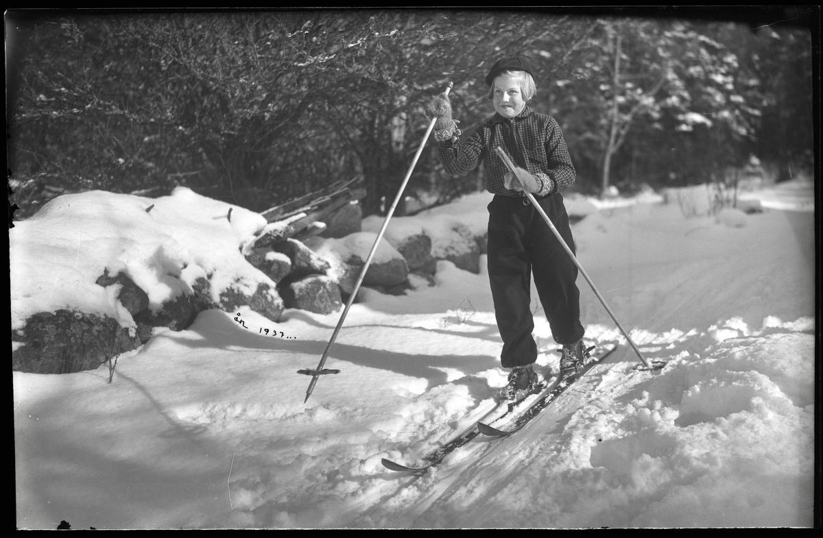Flicka på skidor