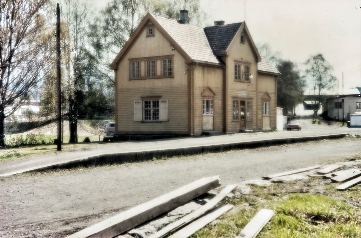 Brandbu stasjon på nedlagte Røykenvikbanen. Bygningen ble revet i 1984