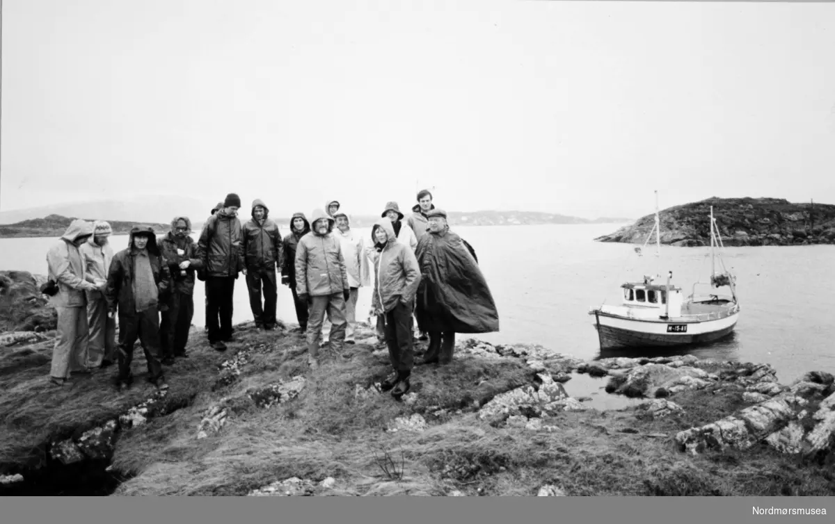 Styringsutvalget for arbeidet ved Atlanterhavsveien på Averøy. Sjark/fiskebåt M-15-AV. Datert  10/3-83. Bildet er fra avisa Tidens Krav sitt arkiv i tidsrommet 1970-1994. Nå i Nordmøre museums fotosamling.