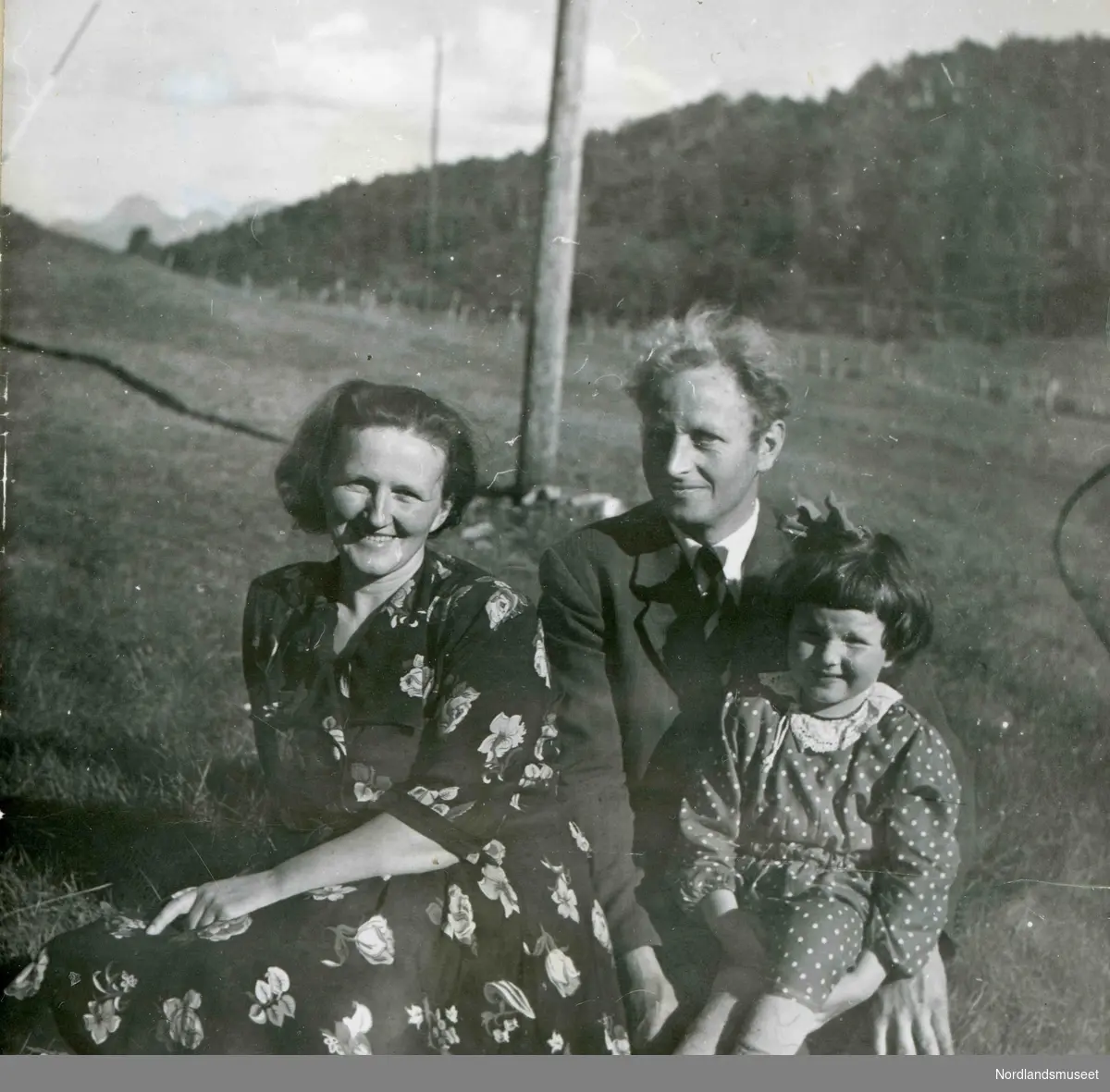 Foreldre med barn. Gunhild Berntsen (Hansen)  sammen med foreldrene Hildur og Konrad Berntsen fra Fredvang på Holmvåg.