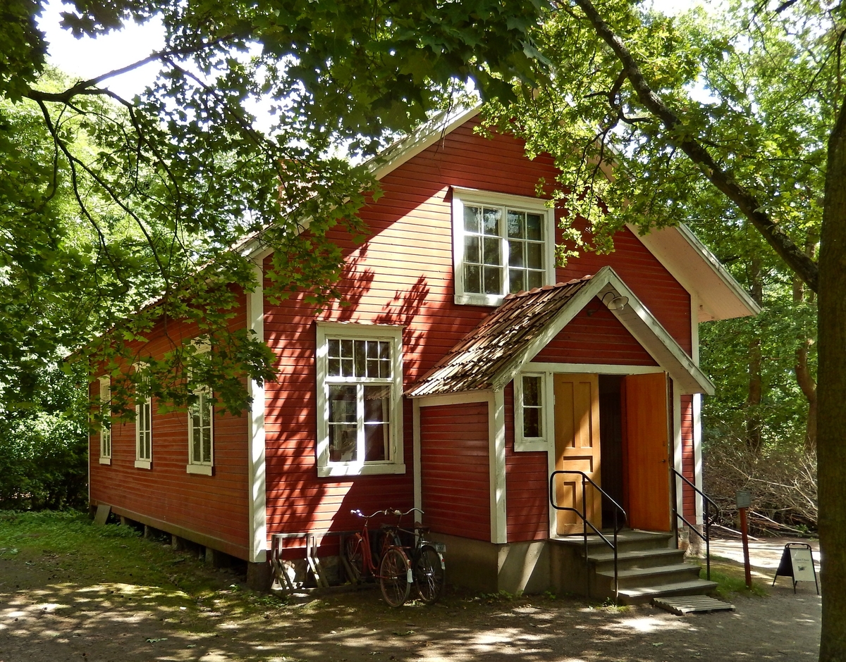 Folkets hus på Skansen är en panelad byggnad som rymmer en stor sal, en mindre sal samt ett kök. Fasaden är målad med röd slamfärg, snickerierna är målade med vit linoljefärg. Taket är ett sadeltak belagt med lertegel. Entrén är förlagd till gaveln och försedd med en inklädd förstuga, också den i liggande rödmålad panel med vita snickeridetaljer. 

Byggnaden flyttades till Skansen 1964, från byn Gersheden i Ransäters socken i Värmland. 