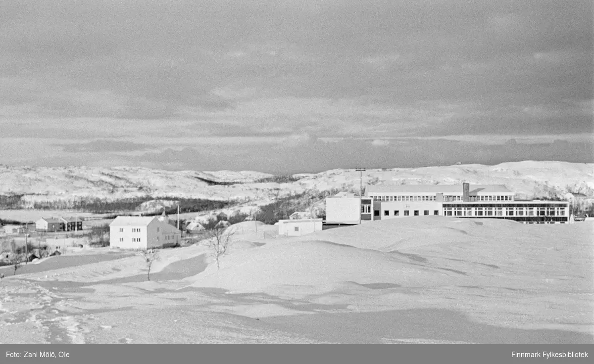 Bjørnevatn gamle skole og betel nedenfor til venstre for skolen.