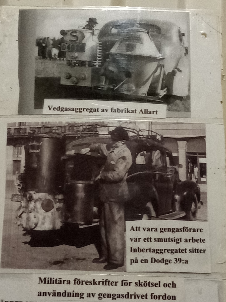 Gengasen blev ett alternativ till bensin eftersom det ransonerades under krigsåren från 1939 men fanns tidigare, länder som Tyskland och Frankrike var stora på detta område.

Det eldades med ved,koks eller kol i de olika sorternas gengasaggregatet som fanns. 
Säkerheten var en del att tänka på när man använde gengas och det hände tyvärr en del olyckor också.
Ett gengasaggregat är monterat på Ltgb 112 Volvo och fungerar, ytterligare ett finns i utställningen och ett som beskriver funktionen för Gengasaggregaten.