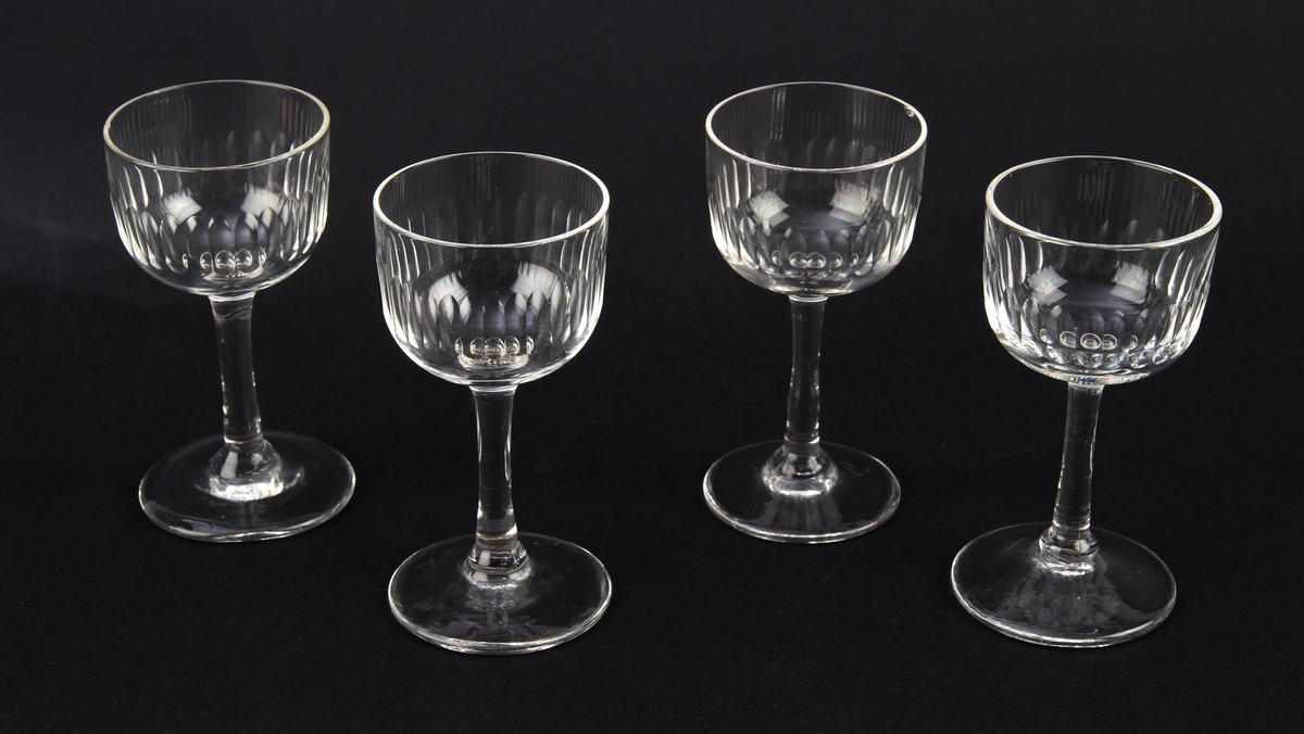 Fire likørglass dekorert med vertikale riller.