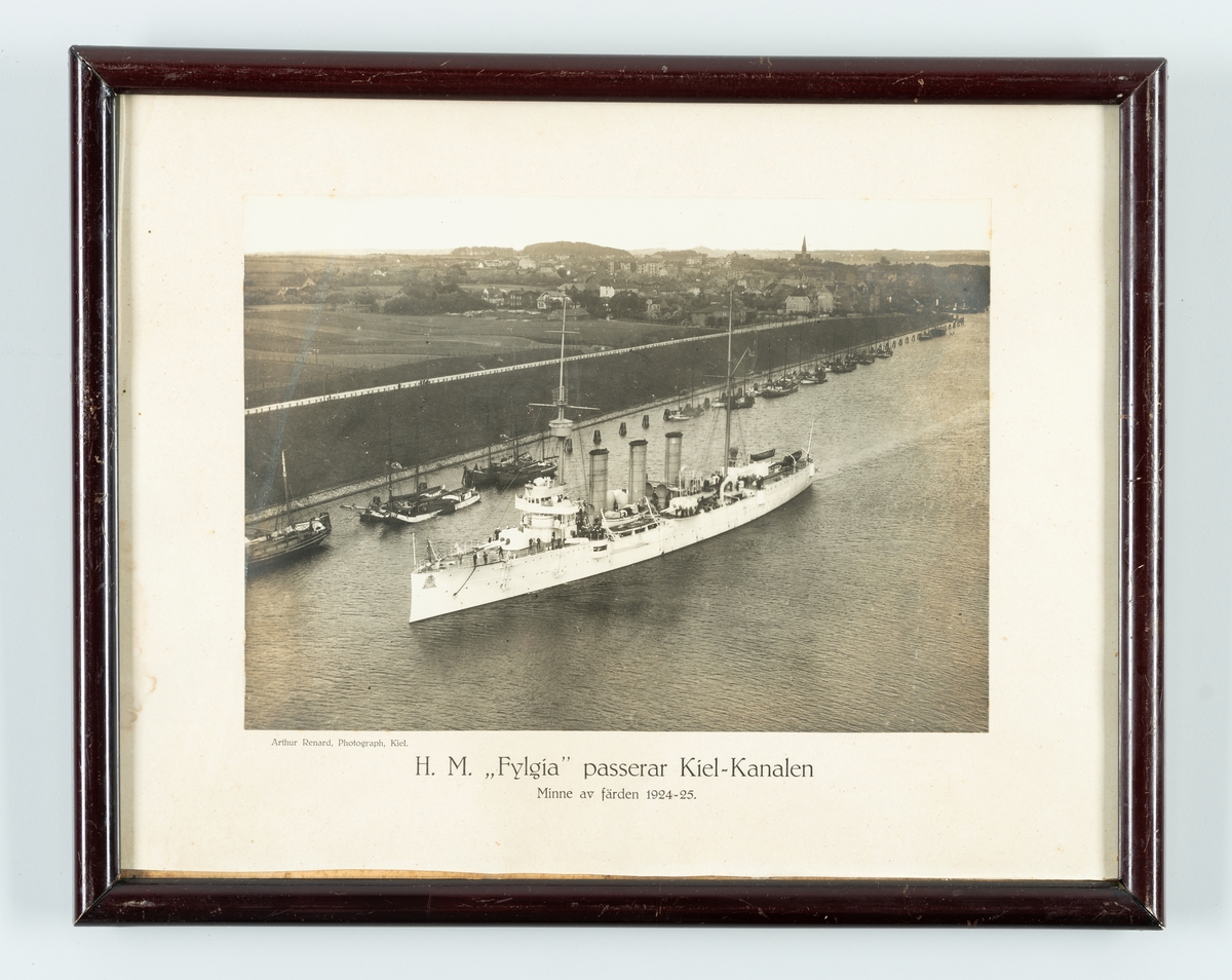 Bilden visar pansarkryssaren Fylgia som passerar Kielkanalen.