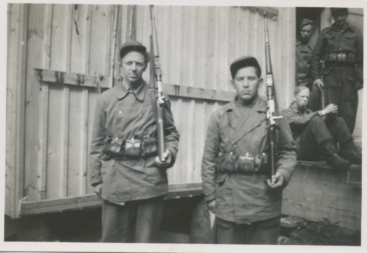 I den norske forlegningen på Älgberget i Dalarna (Sverige) mot slutten av 2. verdenskrig. Foran til venstre står Andersen fra Hommelvik, til høyre Erik Ballovare fra Finnmark. Eilert Pedersen sitter på trappa (bak til høyre).