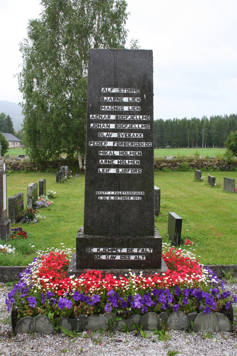 Gravsted på Grane kirkegård for de henrettede fra Grane som ble skutt i Falstadskogen under unntakstilstanden i oktober 1942.