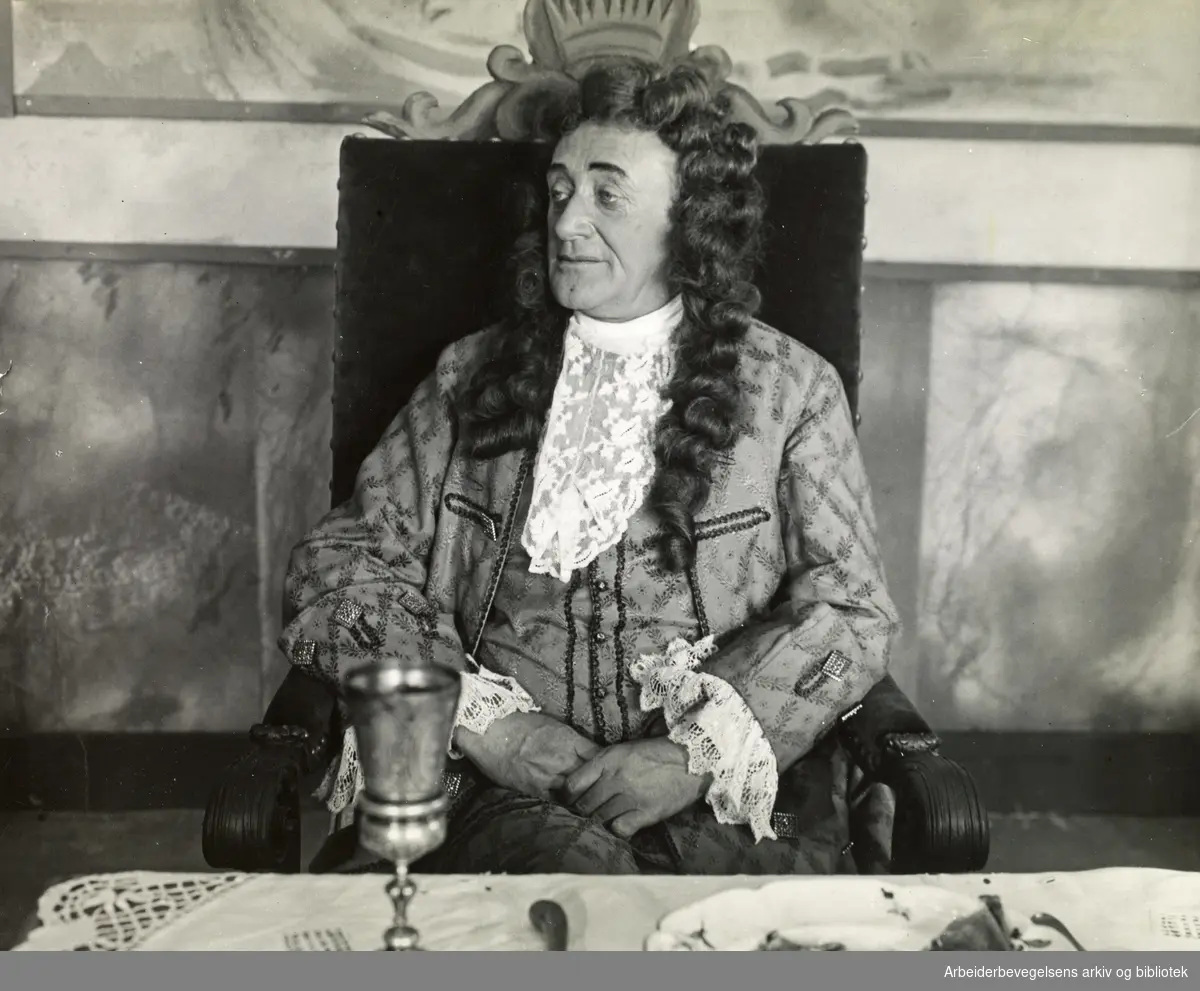 Stillsfoto fra Per Aabels og Harry Ivarsons spillefilm "Jeppe paa bjerget" fra 1933. Joachim Holst-Jensen i rollen som baron Frantz.