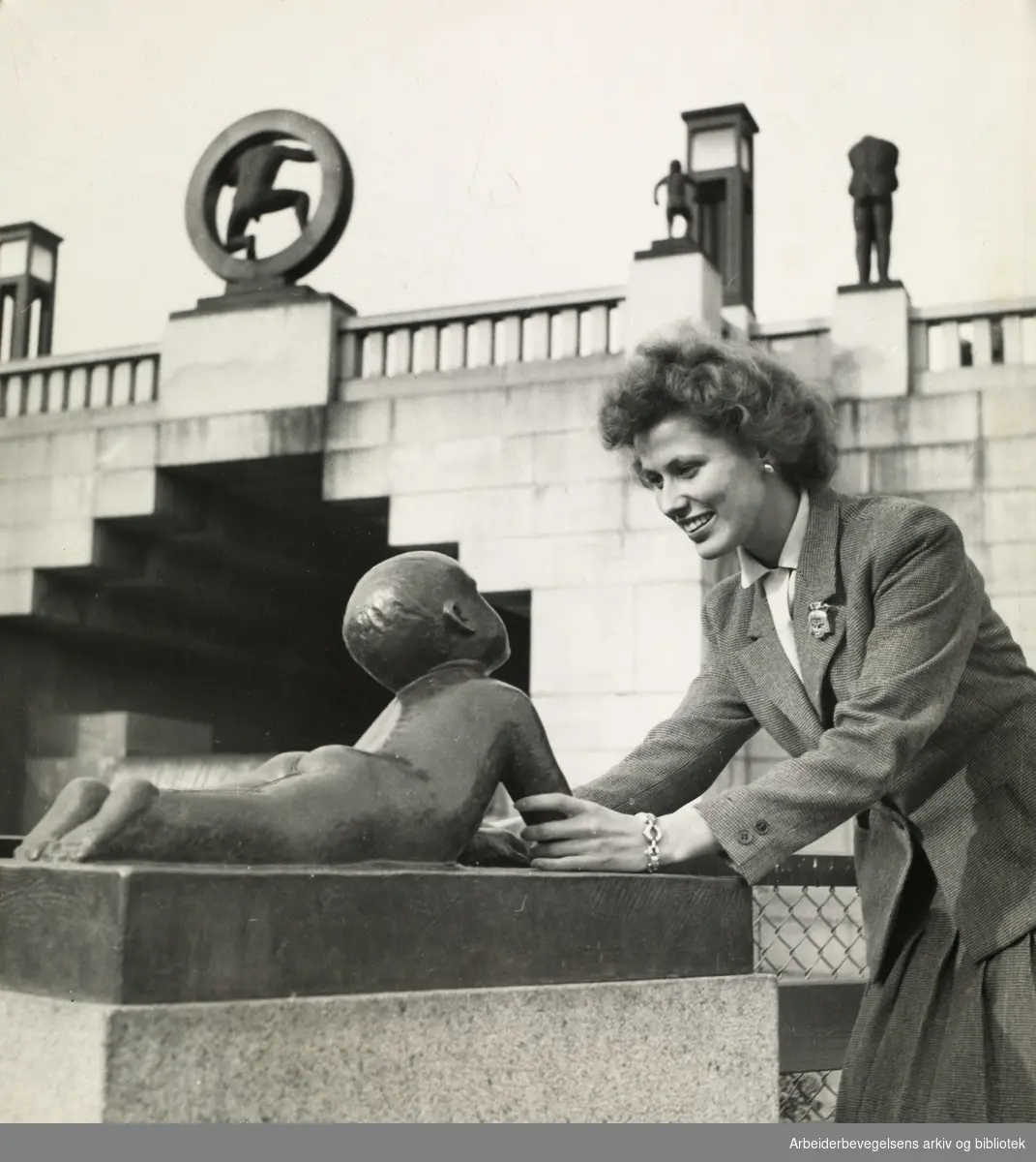 Skuespillerinnen Inger Marie Andersen med en av Gustav Vigelands skulpturer i Frognerparken.