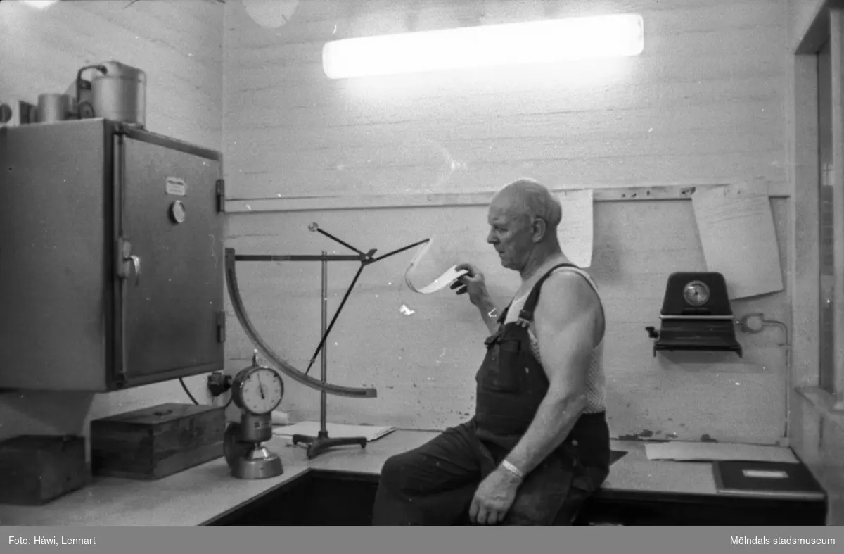 Man i arbete vid mätinstrument på pappersbruket Papyrus i Mölndal, hösten 1970.