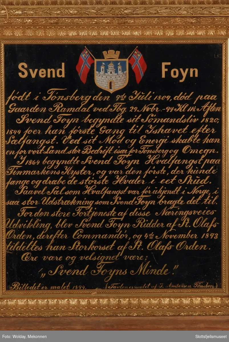 To bilder satt sammen i en ramme: 1) portrett av Svend Foyn øverst og 2) tekst skrevet med gullskrift på svart nederst