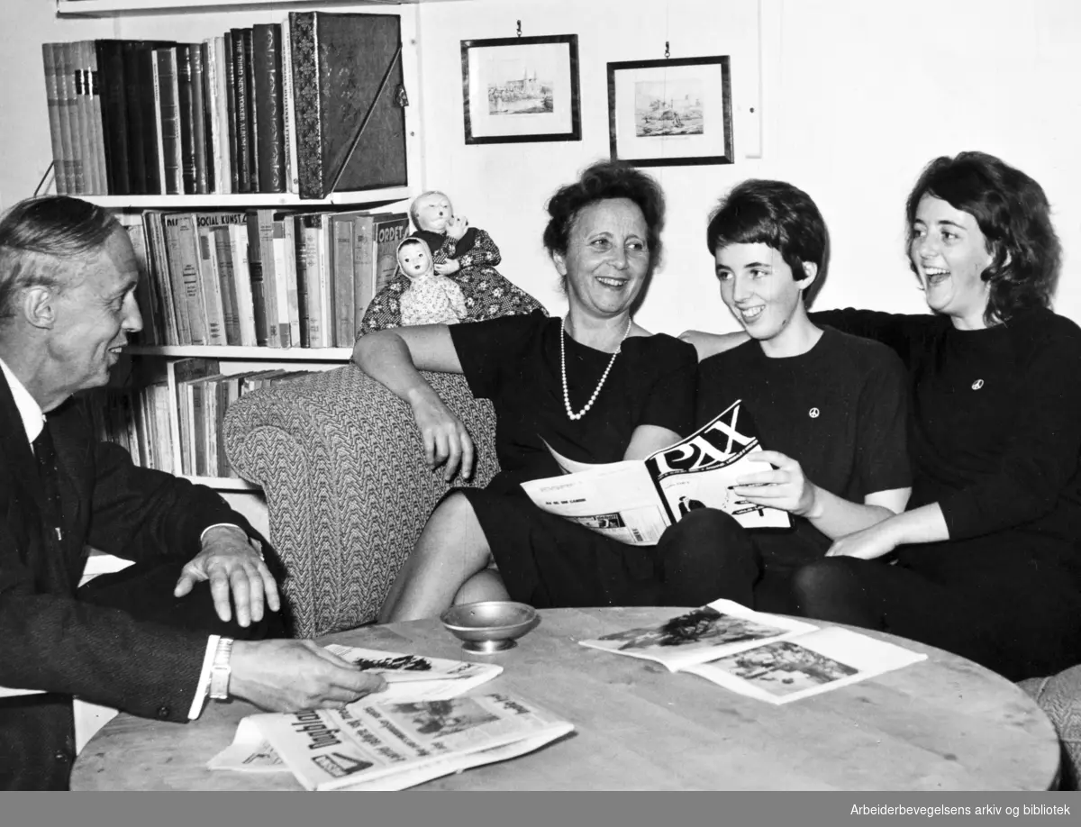 Finn Havrevold med kona Gunvor Øwre og deres to døtre. Foto 1966.