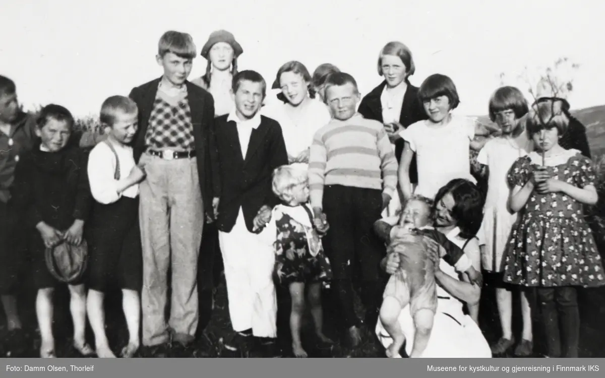 Honningsvåg. Barneselskap. Gruppebilde av finkledde gutter og jenter i forskjellige alder. 1930-årene.
