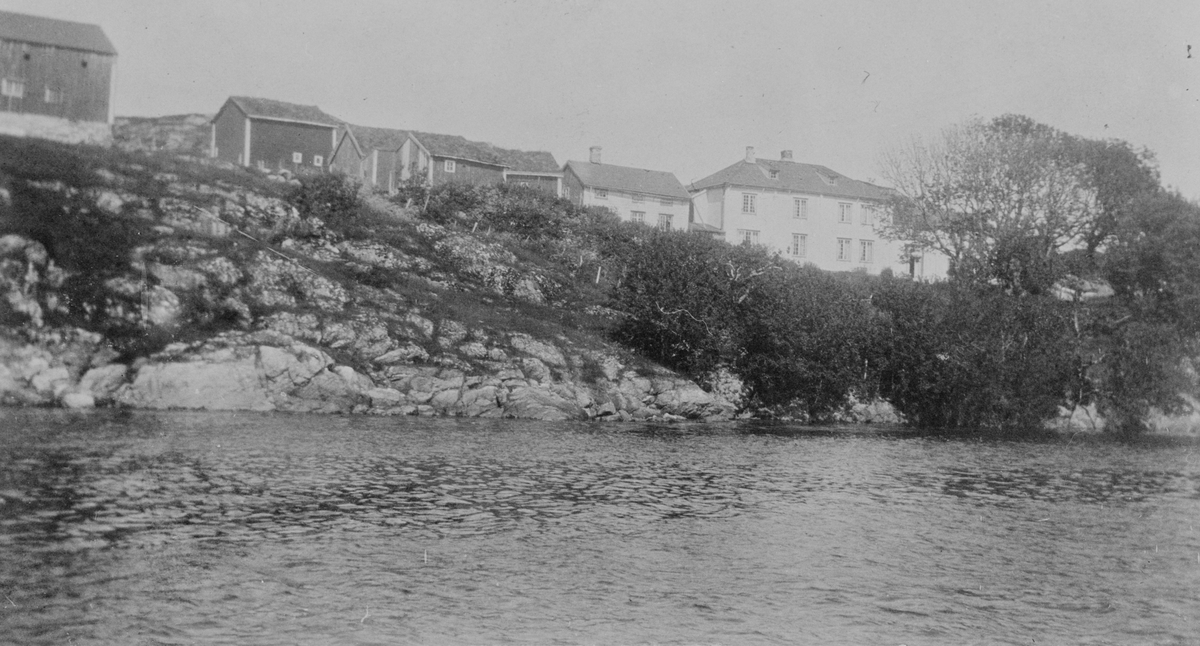 Bildet viser Dolm prestegård, 1912 - 1922. Prestegården og andre bygg i tilknytning til den brant ned i 1963.