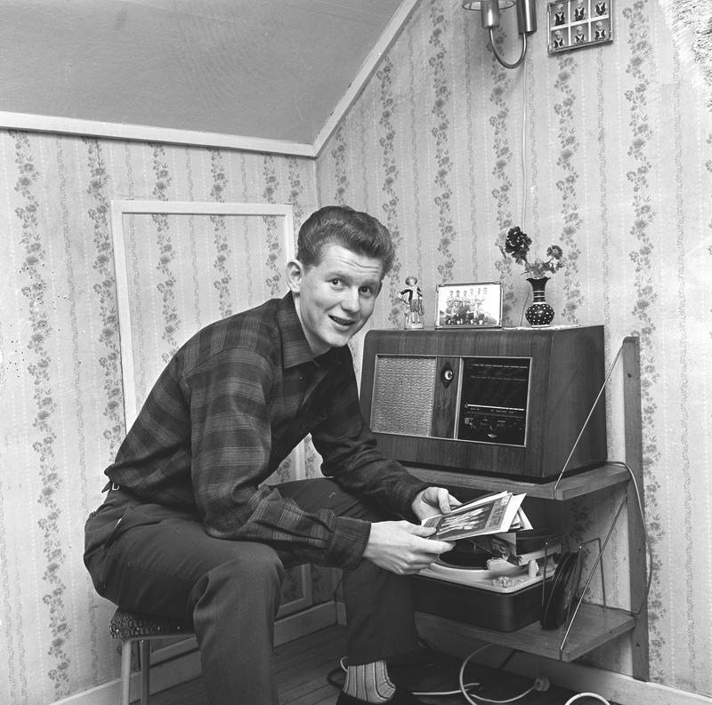 Ung mann med radio og platespiller, 1961. (Foto/Photo)
