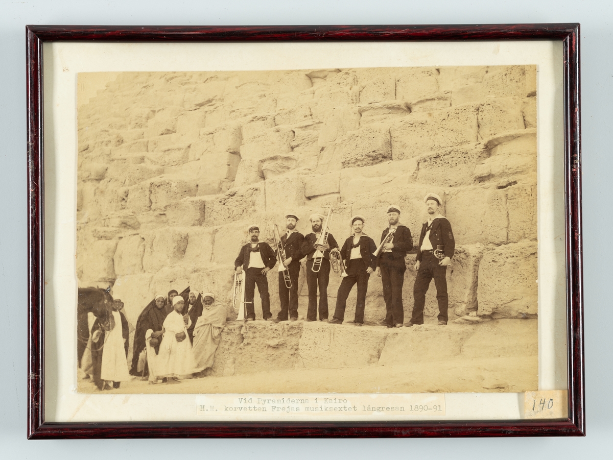 Bilden föreställer korvetten FREJAS musiksextett vid pyramiderna i Kairo under långresan 1889-90.