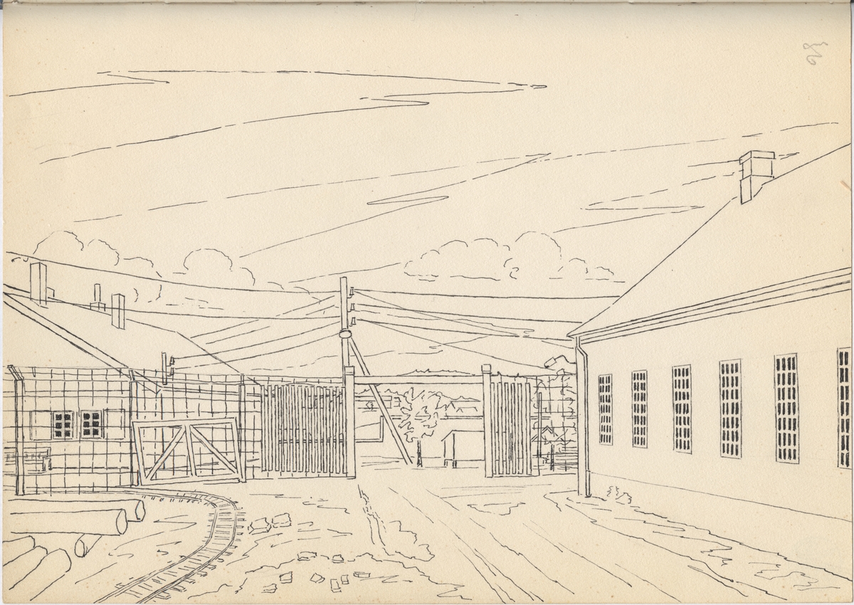 Tegning fra Falstad fangeleir, "Indre port". Deler av hovedbygningens vestside (til høyre), med utsikt mot indre leirport og vaktbrakka. Tegninga er udatert, men må være fra månedsskiftet april/mai 1944.