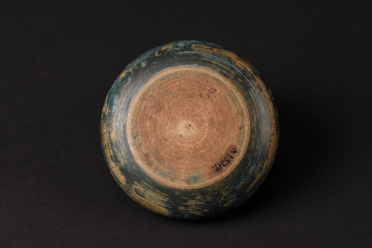 Rund svarvad smörask med lock, tillverkad av trä. Locket har ett runt svarvat knopphandtag. Asken är målad i blågrönt och försett med initaialer, MSD, och årtal, 1804, i rött. På knoppen ett ditmålat kryss och fyra punkter.