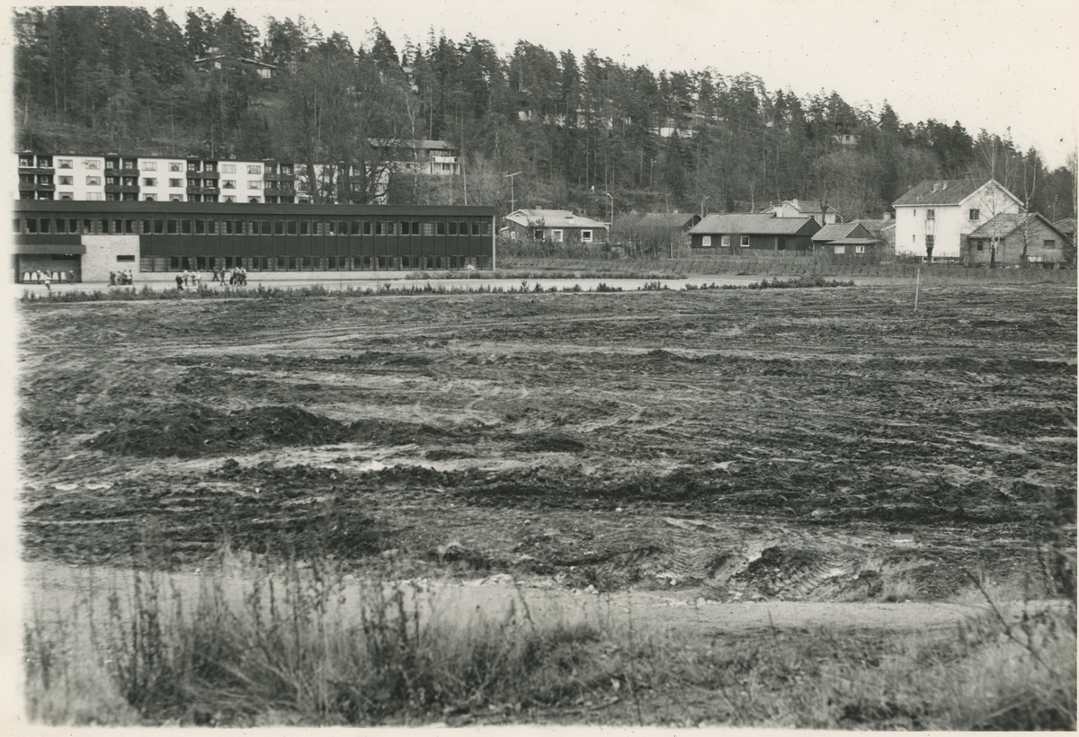 Refsnes, tre bilder, ca. 1960.

Bilde 1:
Stemningsbilde fra Refsnesstranda mot vest.

Bilde 2-3:
Boligblokker under utbygging.