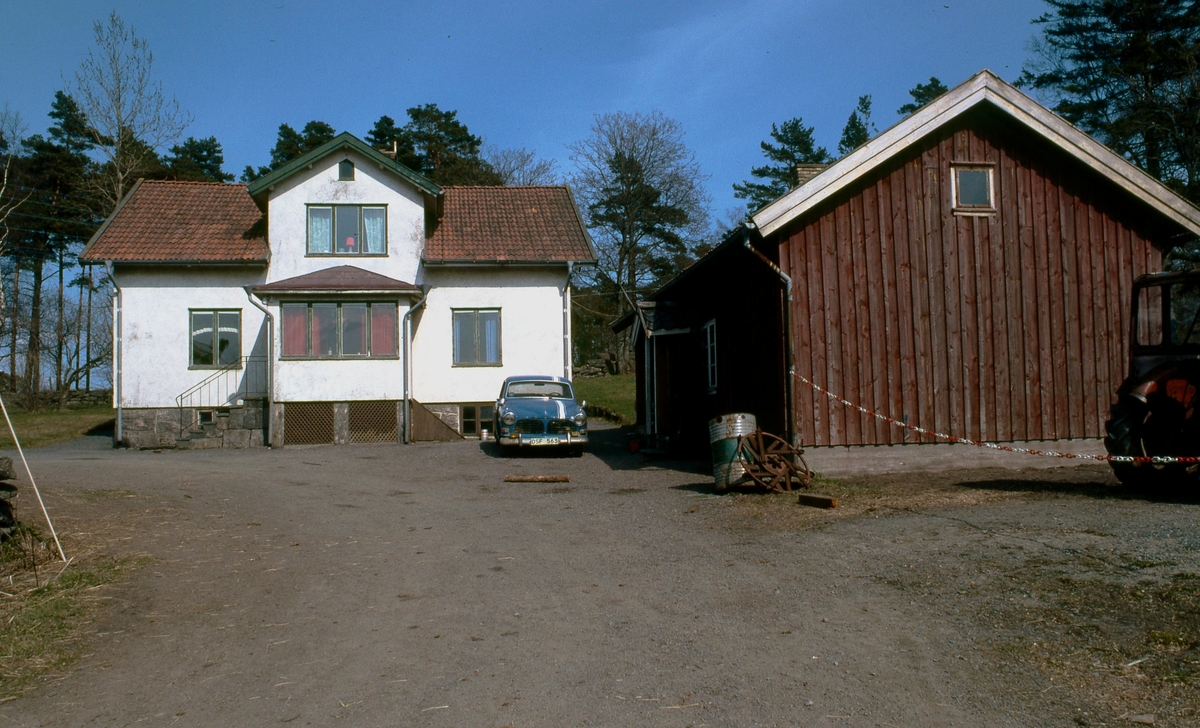 Tulebo Nordgård 1:5 "Benanders", "Mattssons" år 1980. Boningshus från cirka 1905 som ersatte ett äldre hus. Utanför står en parkerad blå Volvo Amazon. Till höger ligger snickarbod och magasin. Ladugården ligger till vänster (ej i bild).