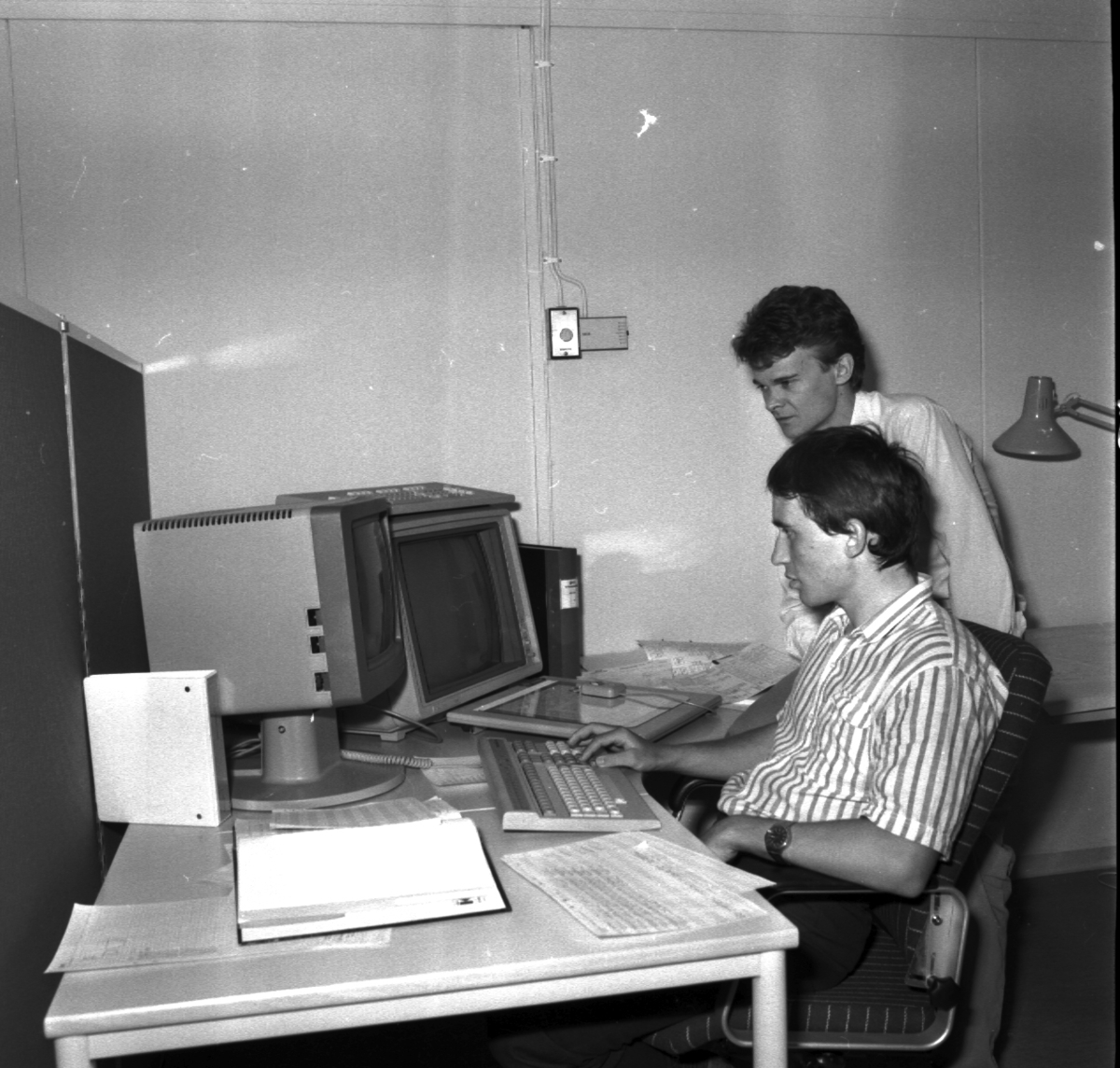 Varvet runt - en bildutställning.
Konstruktionsarbetet har sedan 1980-talet förändrats radikalt. Ritplankorna har försvunnit och ersatts av avancerade datorer. Lennart Isaksson (närmast) och Hans Svensson på Fartygsritkontoret.
