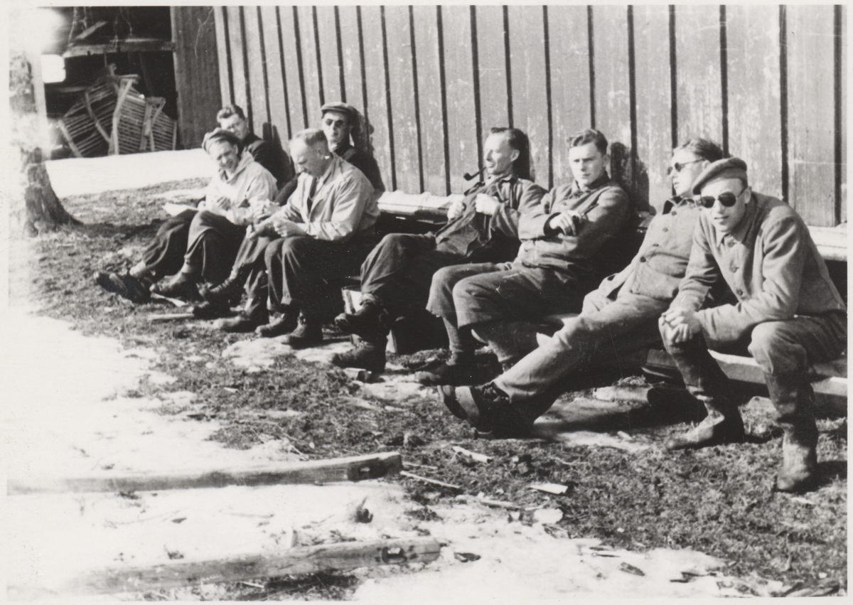 Gruppe av "Trondheimsgislene" på Falstad våren 1942. Bildet er tatt på Falstad nedre, ved stabburet på vestsida av driftsbygningen.