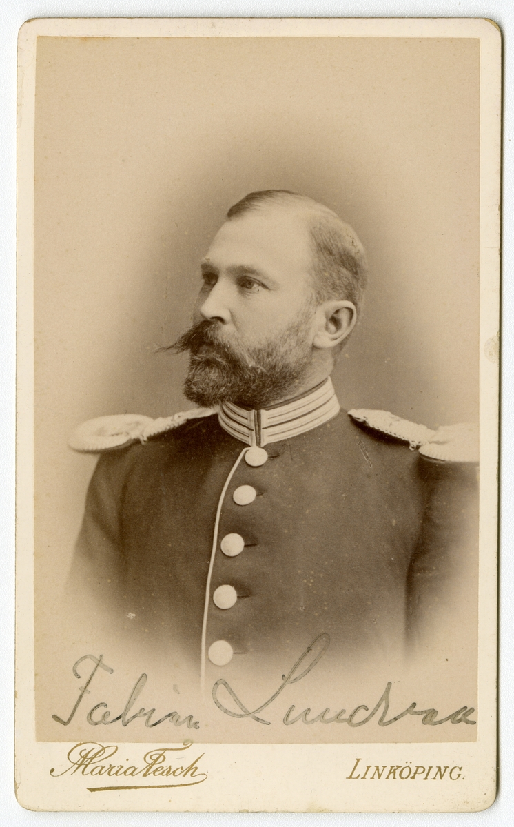 Porträtt av Fabian Carl Lundvall, officer vid Första livgrenadjärregementet I 4.

Se även bild AMA.0007927 och AMA.0021741.