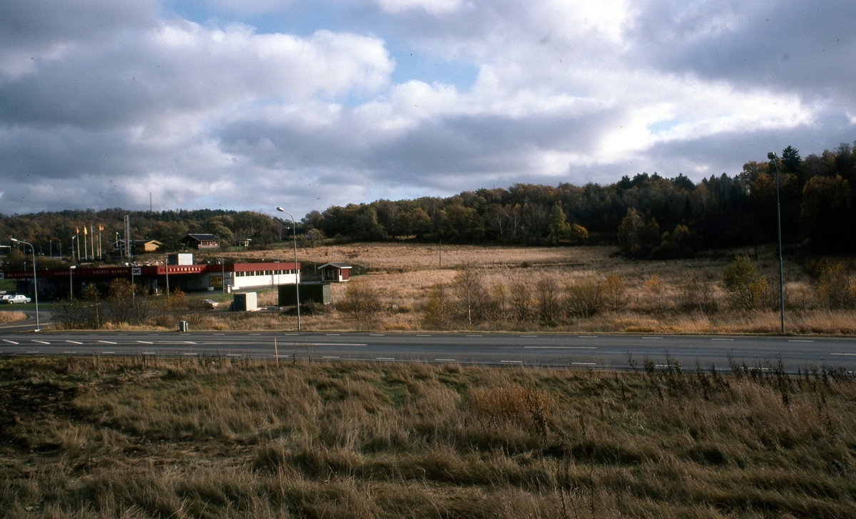 Ekan 1:1 år 1981. Gamla gårdstomten från 1840 som låg i backen i bildens mitt. Nuvarande bensinstationen OK ses till vänster.