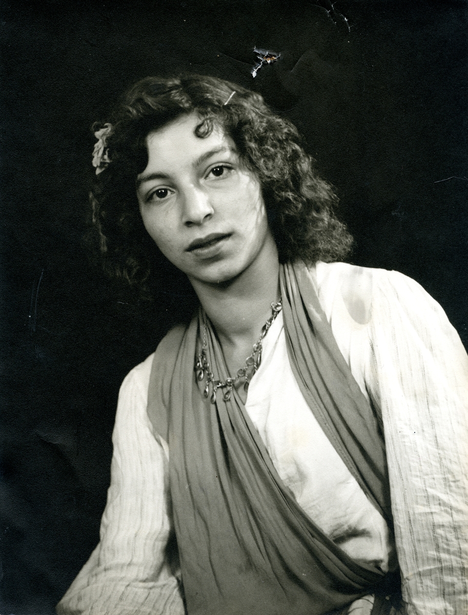 En ung kvinna fotograferad i studiomiljö. Bildens ursprung är okänt.