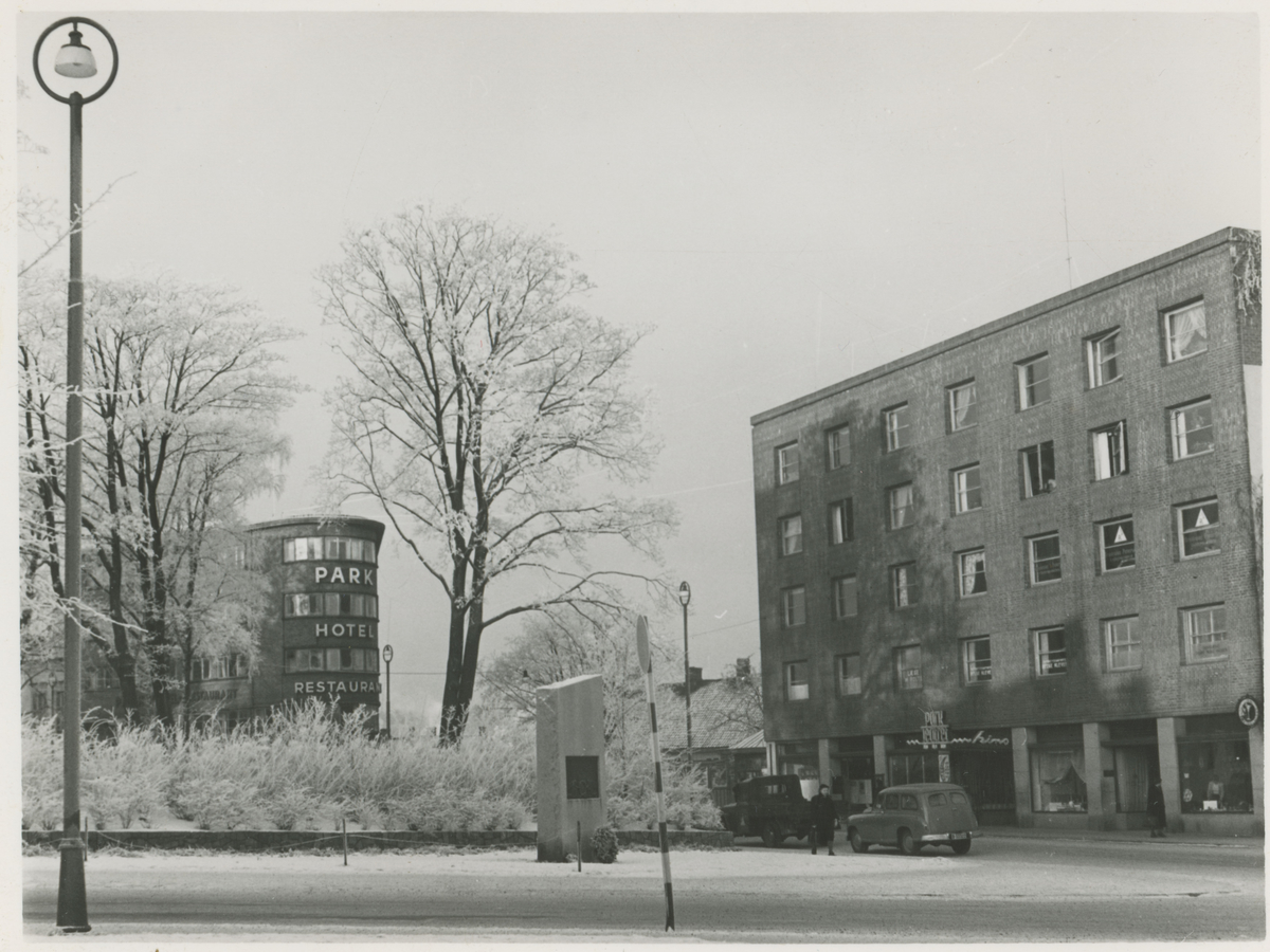 Parkgården til høyre og Park hotell til venstre. I forgrunnen ses bautaen over de falne, reist i 1948.