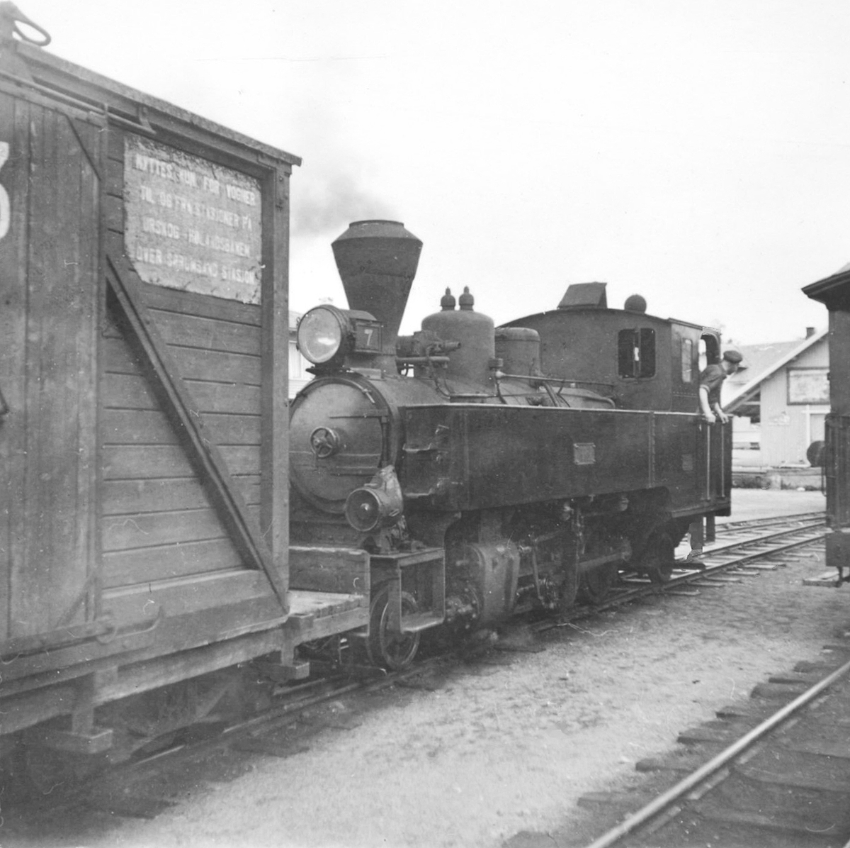 Damplokomotiv type XXIXb nr. 7 PRYDZ med godsvogn lastet med løftekasse G 93 på Bjørkelangen stasjon. (Lav bildekvalitet)
