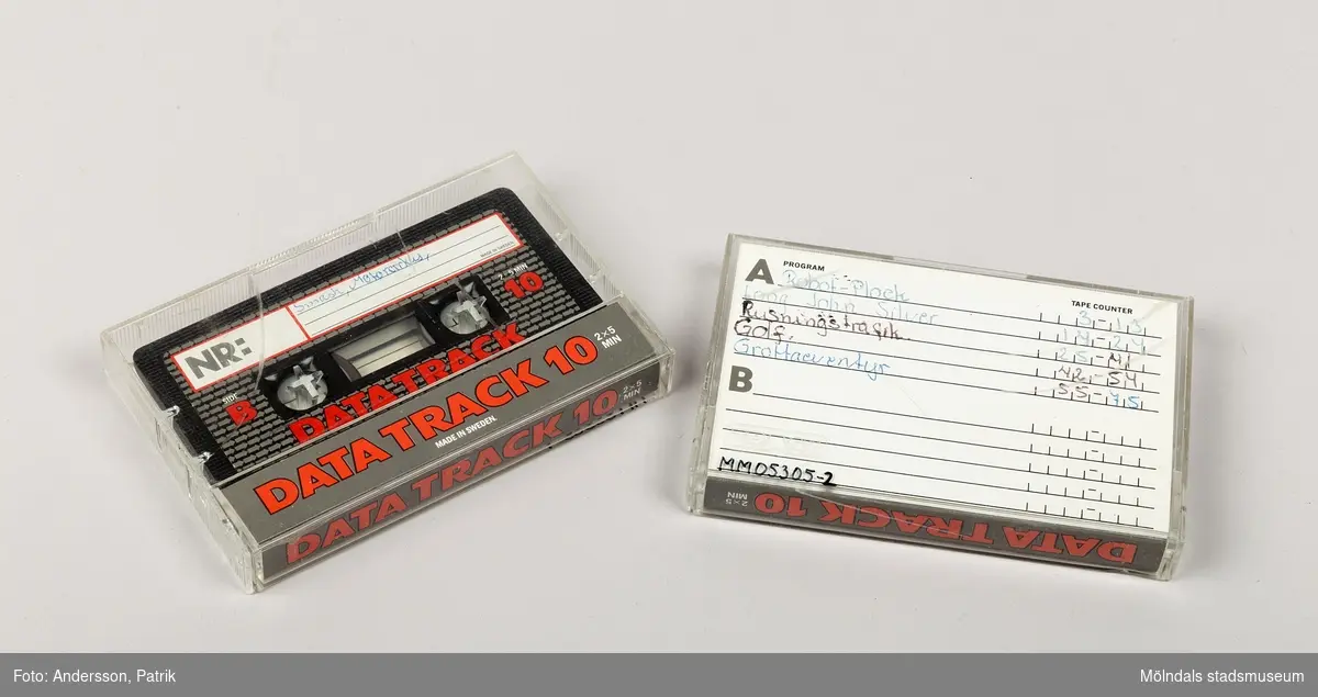 Kassettband med dataspel till Commodore 64.

Kassetten är i svart plast med tryckt text "Data track" i rött.