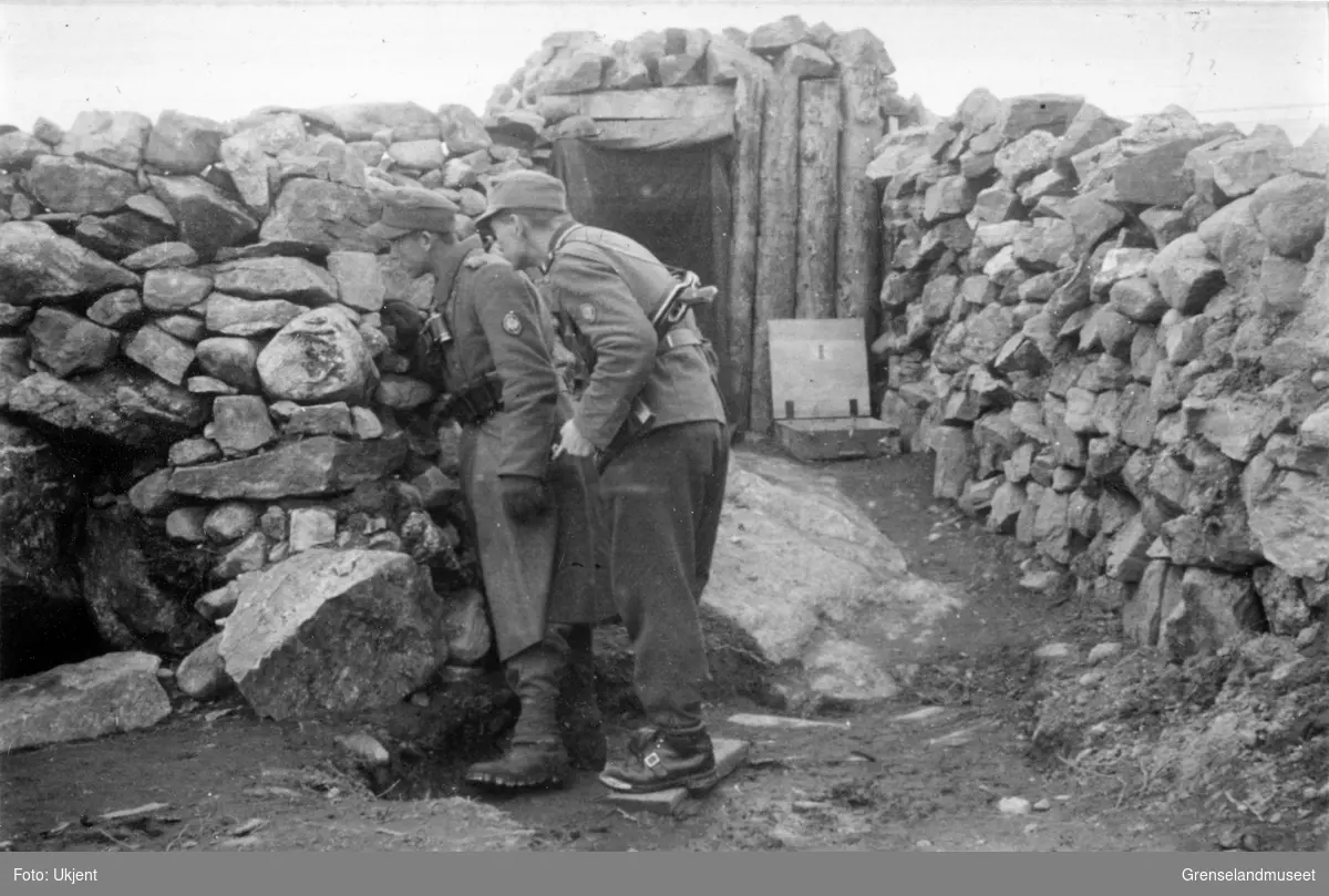 Fiskerhalsfronten eller Litzafronten? Juli 1941 - oktober 1944. To soldater holder utkikk ved en tysk stilling. 