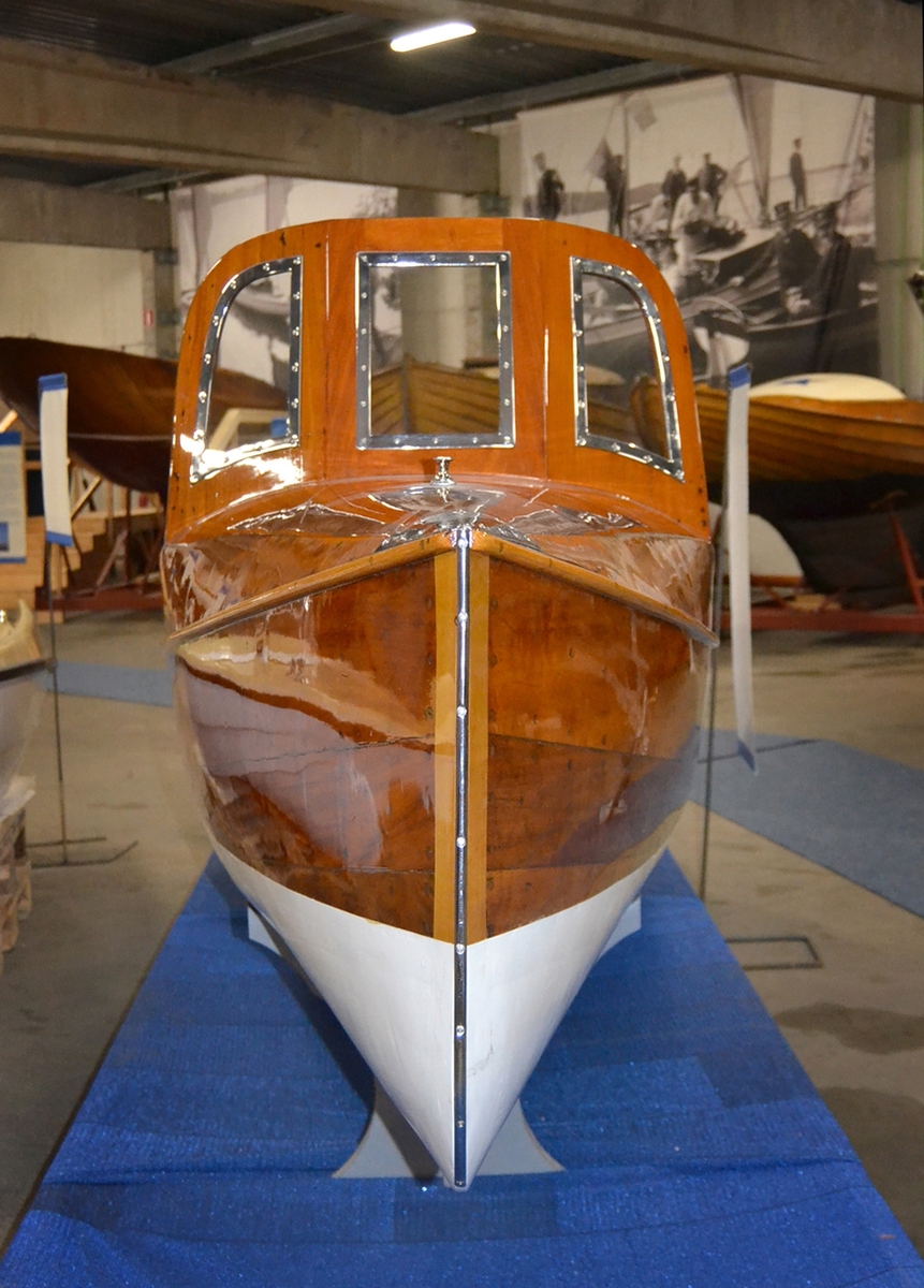 Motorbåten DIXIE i Sjöhistoriska museets båthall på Rindö.