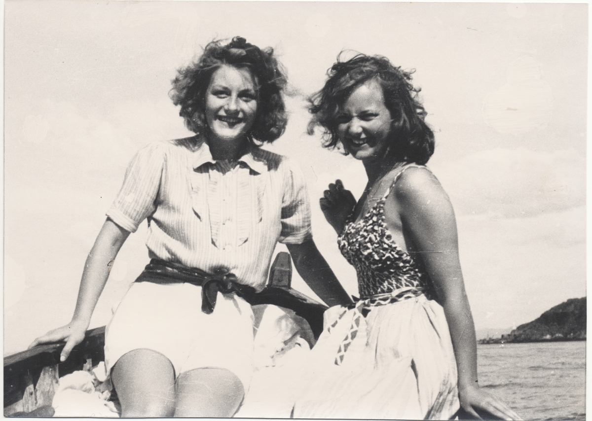 To venninner på båttur. Til høyre Turid Krøtøy (f. 1925 i Trondheim, gift Hassel), til venstre hennes venninne "Mokke". Bildet er trolig tatt like etter 2. verdenskrig. Turid Krøtøy satt i fangenskap på Falstad i tre uker i desember 1944.