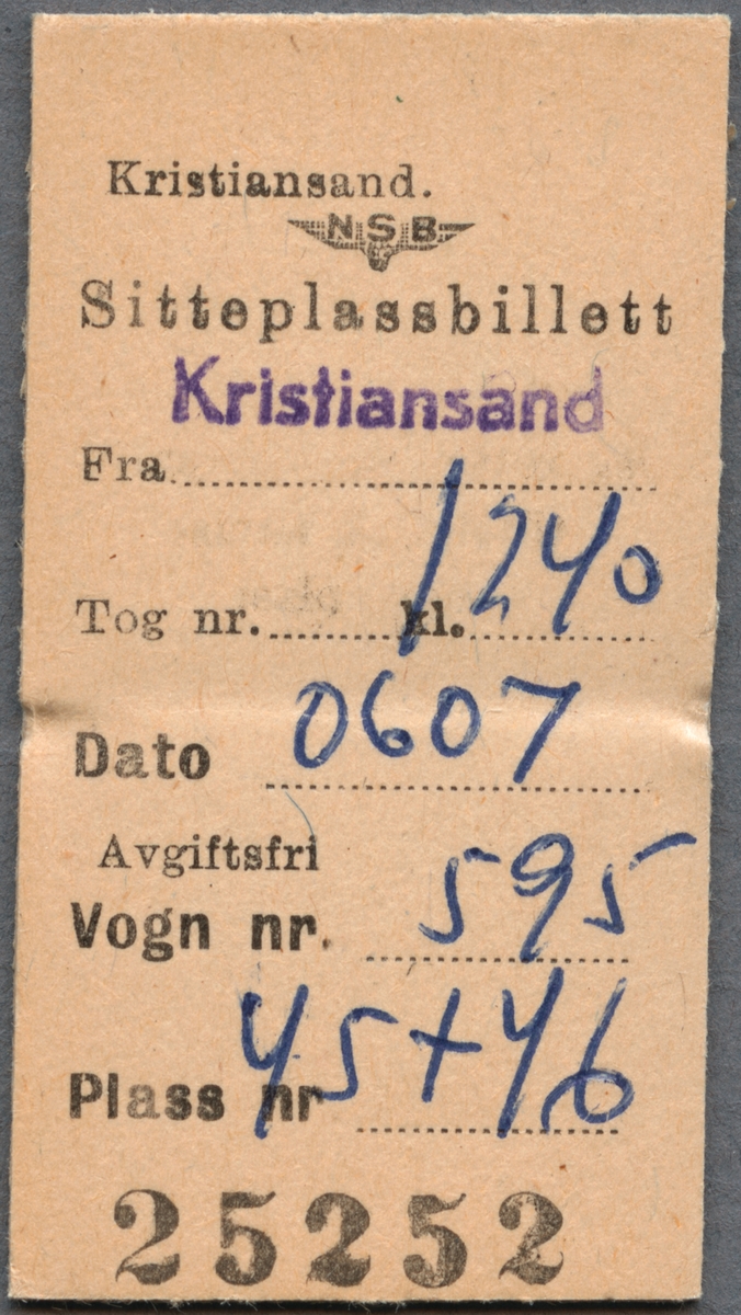 Sittplatsbiljett från Kristiansand. Kristiansand är stämplat. Tiden 12.40, datum 0607, vagn nummer 595 och sittplats 45+46 är handskrivet med blå kulspetspenna.