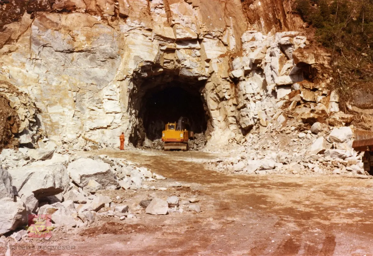 Fv.17 Svartistunnelen i Holandsfjord, Meløy 1984. Tunnelpåhugg.