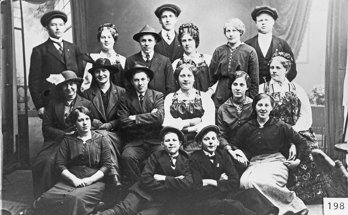 Elever på Heimtun folkehøgskole, antagelig rundt 1915. Noen av elevene er kledd i hallingbunad.