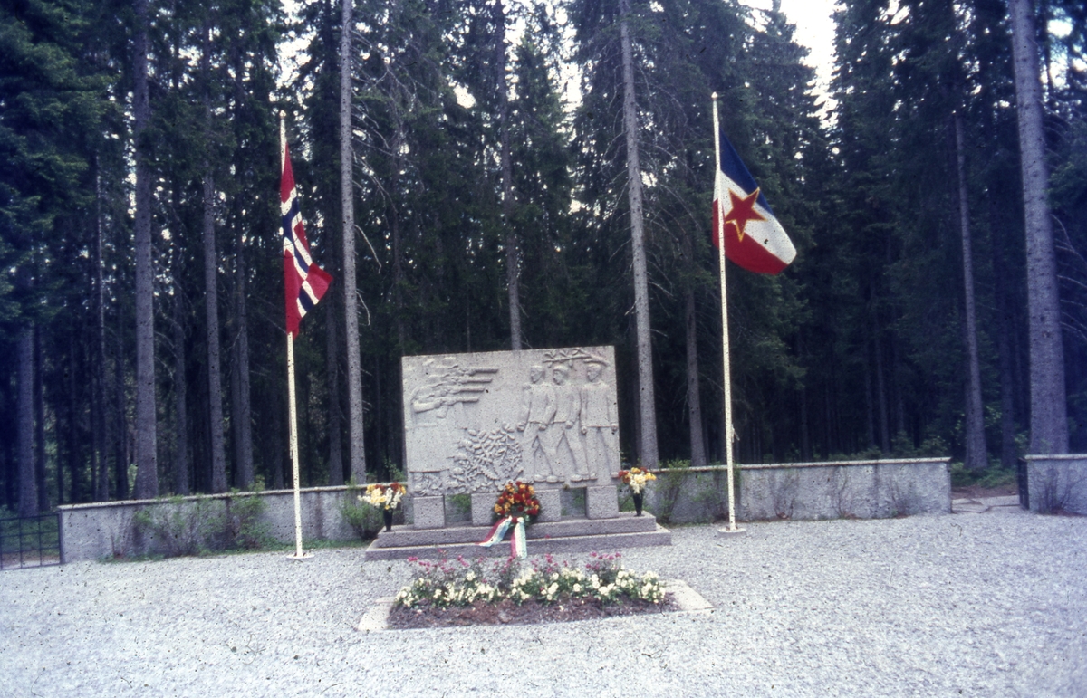Fra Falstadskogen, trolig i anledning besøk fra Jugoslavia på 1960-70-tallet. Norsk og jugoslavisk flagg i flaggstengene ved Odd Hilts monument.