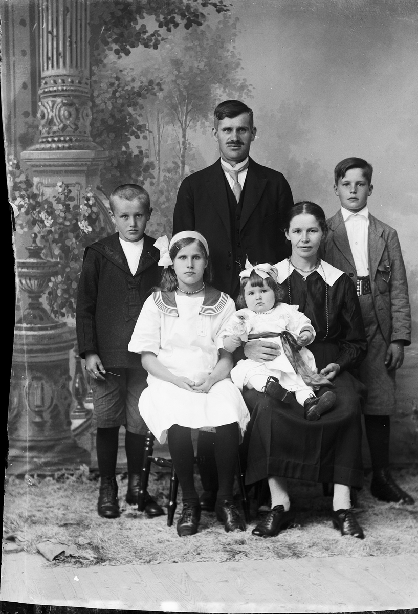 Familjen Eriksson från Harg socken Uppland, 1923