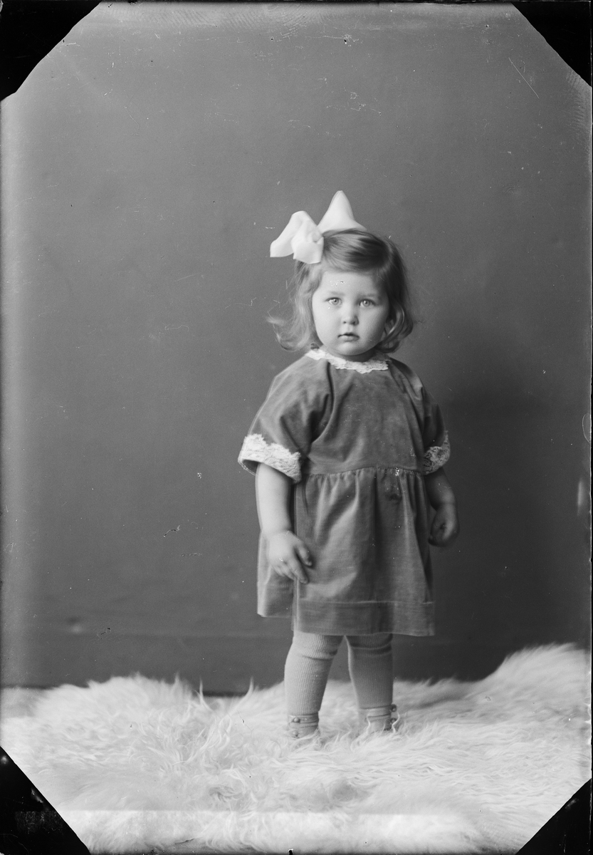 Ateljéporträtt - barn till Birgit Ahlstrand från Öregrund, Uppland 1923