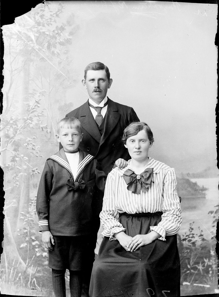 Ateljéporträtt - familjen Eriksson från Masugnen, Harg socken Uppland