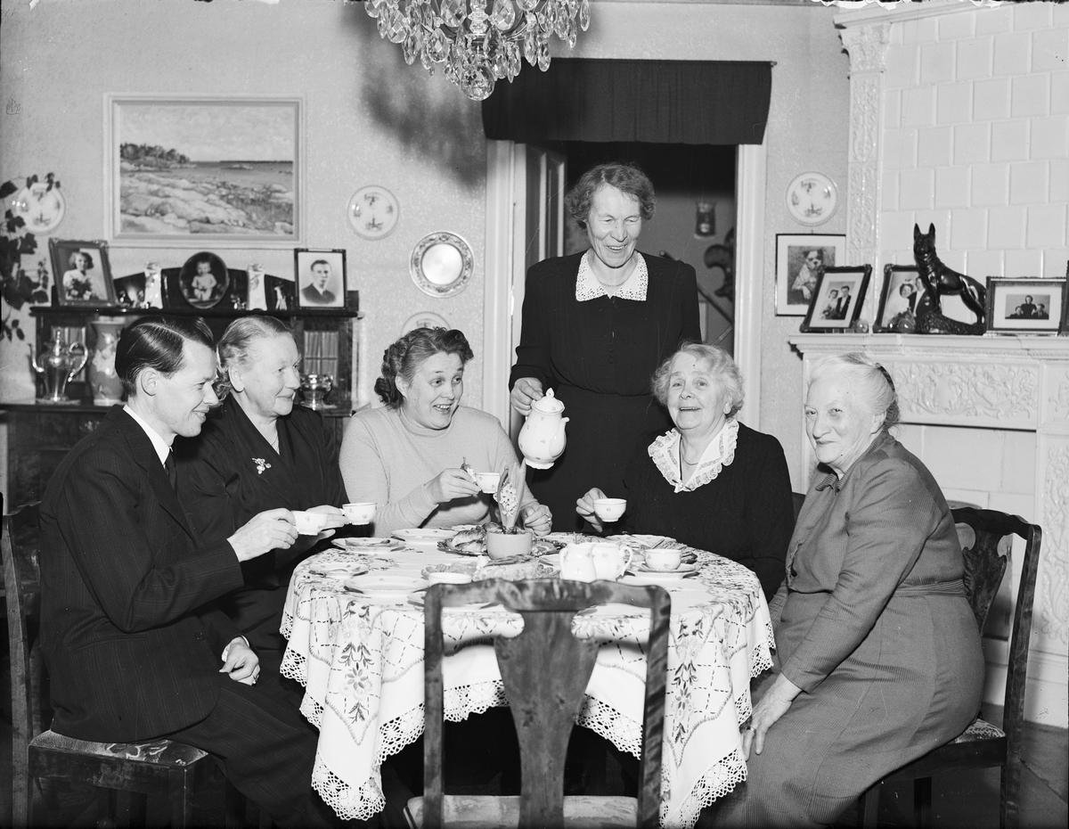 En man och fem kvinnor vid ett kaffebord, Östhammar, Uppland