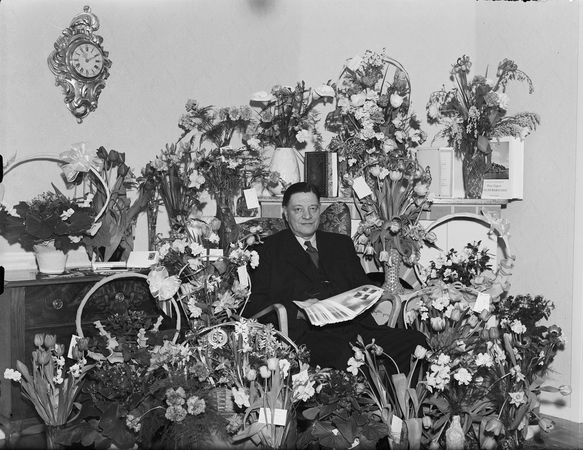 Axel Eriksson omgiven av blommor, firar 60-årsdag, Östhammar, Uppland 1949