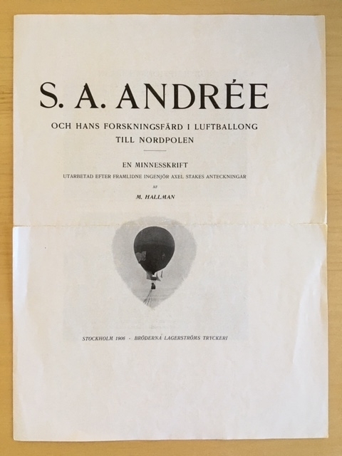 Prospekt - subskriptionsanmälan - över planerad bok om S A Andrées polarexpedition. Utdrag ur Axel Stakes dagbok samt fyra fotografier med anknytning till expeditionen.