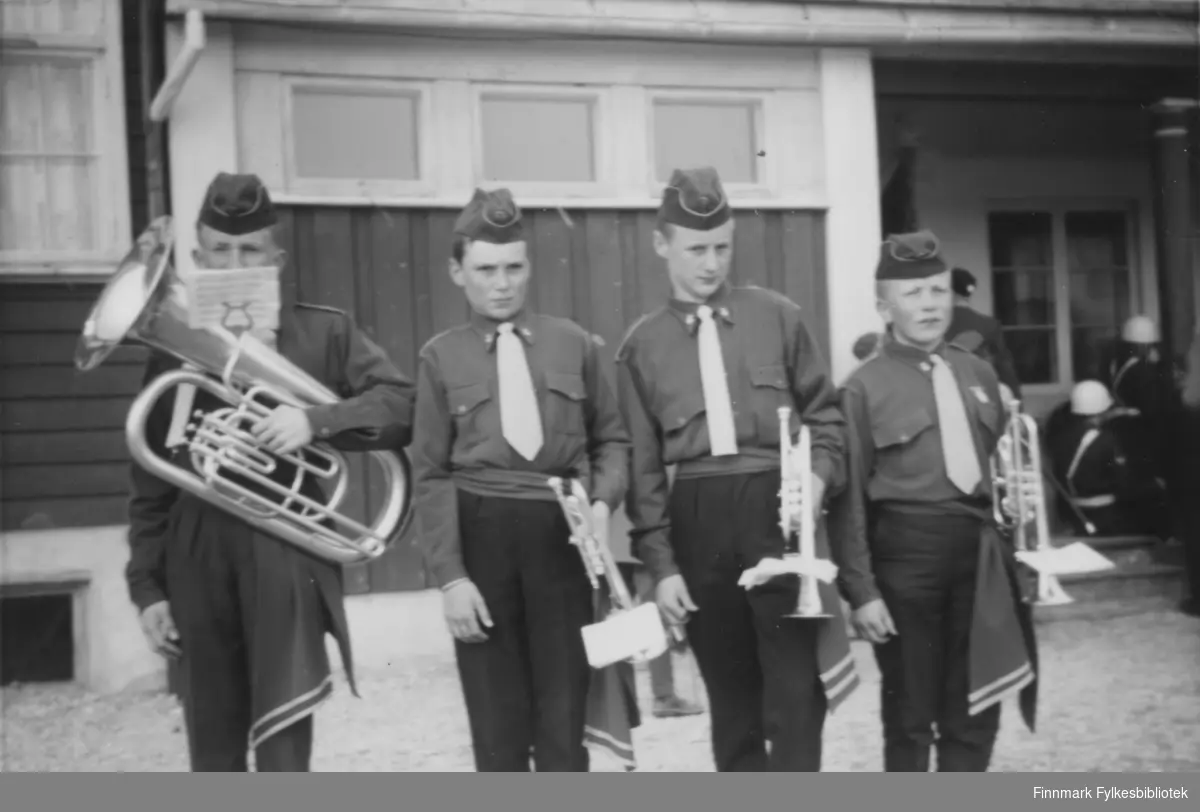 Børselv skolemusikkorps i 17. mai, 1962. Fra venstre: med tuba Terje Aronsen, Ottar Ratama, Sven Ratama og John Kristiansen.