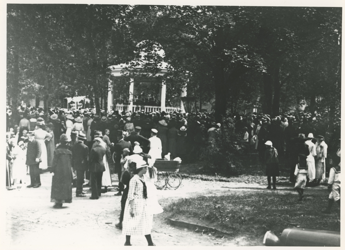 Fra Moss bys 200-års jubileum i 1920. Innvielsen av ny musikkpaviljong i kirkeparken.