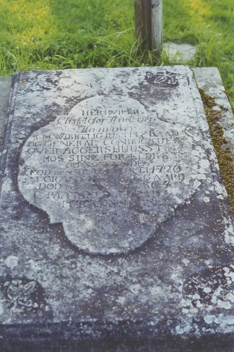 Gravminne og gravsted til Christopher Hammer ved Søsterkirkene på Granavollen