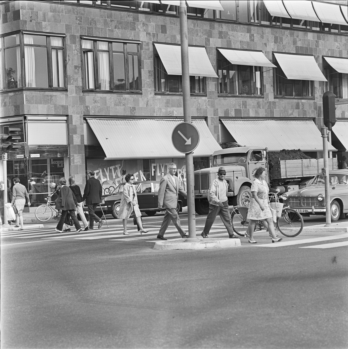Gångtrafikanter och biltrafik i korsningen Kungsgatan - Vaksalagatan, Uppsala 1970