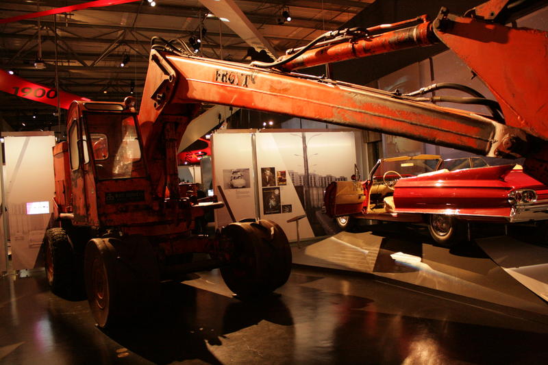 Bildet er fra utstillingen Tida og vegen. Bildet viser en gravemaskin og en bil.